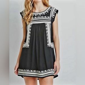 Forever 21 Women's Tunica Dress Embroidered Black & White Flowy Small Size